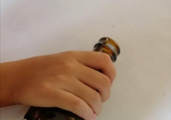 Buscan a los responsables de video donde se ve a menor bebiendo licor