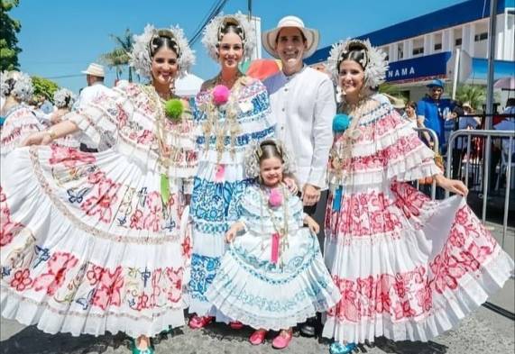 Políticos acuden al desfile de las Mil Polleras