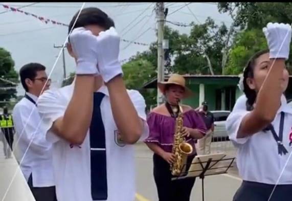 Cantan el Himno Nacional y saludan a la Bandera a través del lenguaje de signos