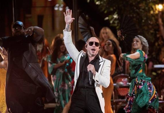 Pitbull actuará junto a personal de emergencia en los Latin Grammy