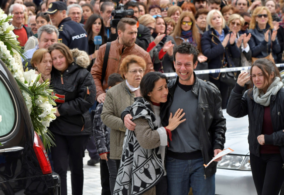 Españoles le dan el último adiós al pequeño Gabriel, asesinado por su madrastra