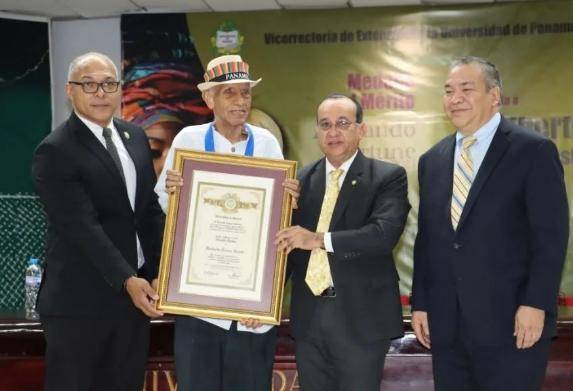 Universidad de Panamá entrega medalla al mérito Armando Fortune al profesor Heriberto Torres Acosta
