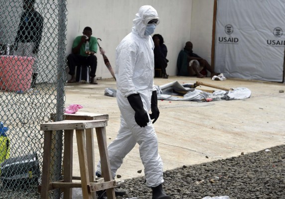 Trabajador de salud en trajes de protección.