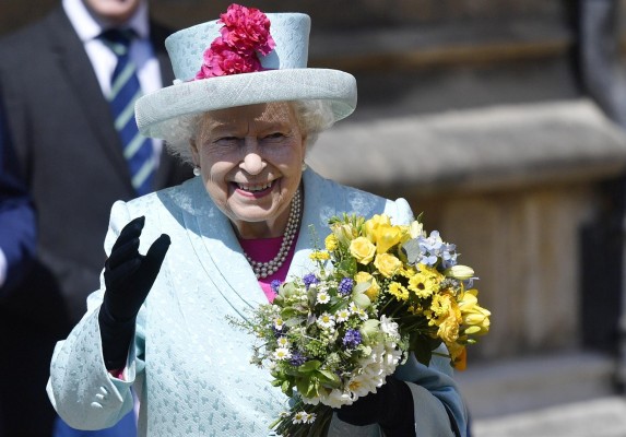 La reina Isabel II encantada con el nacimiento de su bisnieta