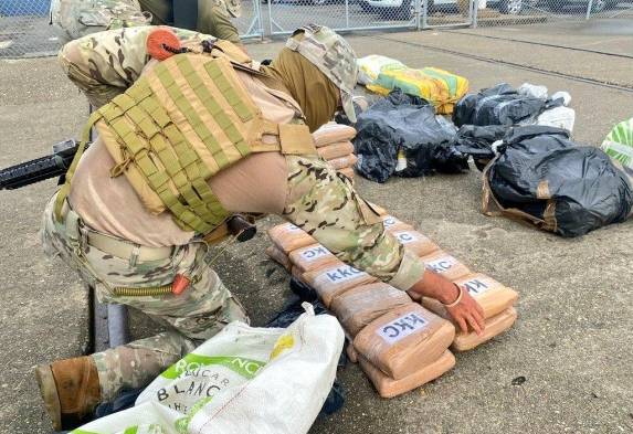 Interceptan lancha cargada con 262 paquetes de droga 