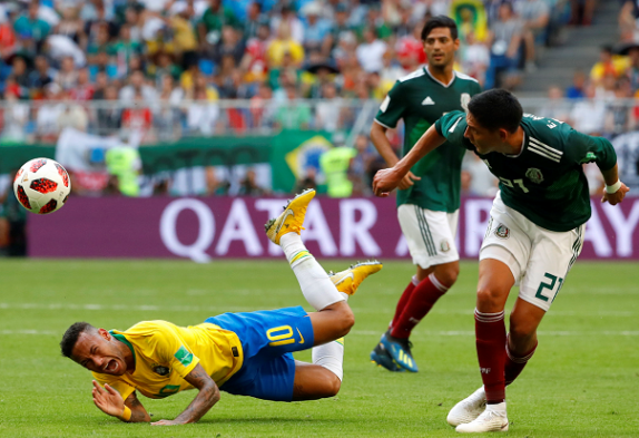 Neymar levanta ola de memes, parodias y burlas por exagerar faltas en su contra