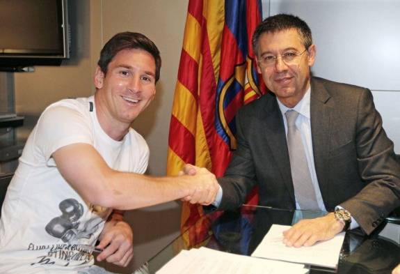 Lionel Messi firmando contrato.
