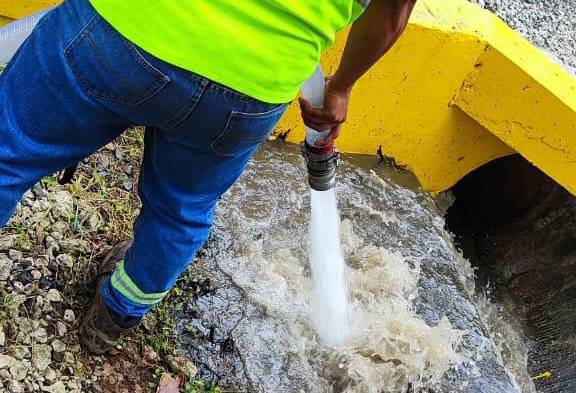 El Idaan limpia caja reguladora tras vertido de aceite en la 7 de Septiembre