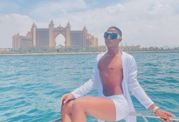 La vida es mejor en bikini, puso como leyenda a esta foto, en una playa de Dubai. Era amante de los autos, viajes y la buena vida.