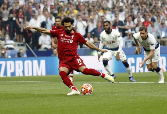 Liverpool se gana 'La orejona' desde el minuto uno con goles de Salah y Origi