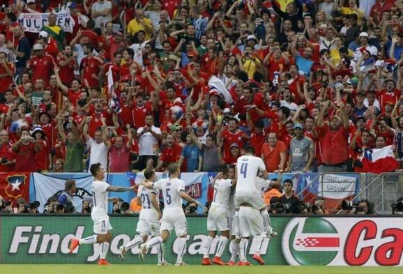 Afición celebra con la selección chilena los dos goles.