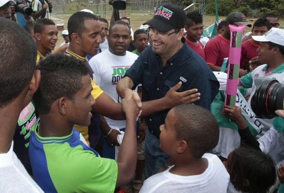 Candidato oficialista conversó con jóvenes