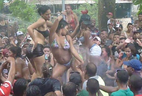 Mujeres que se desnudaron por licor en Chepo.