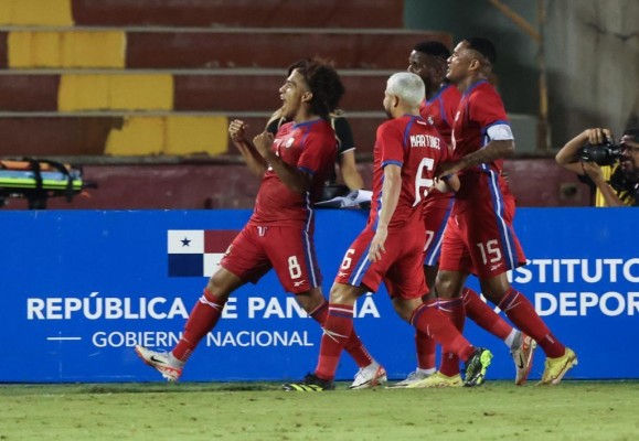 'Coco' Carrasquilla (i) es felicitado tras anotar el primer gol del partido.