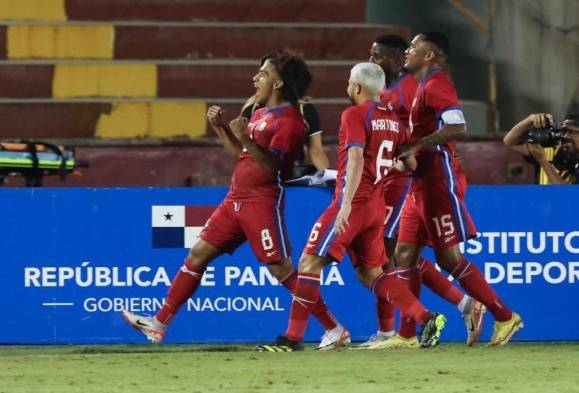 'Coco' Carrasquilla (i) es felicitado tras anotar el primer gol del partido.