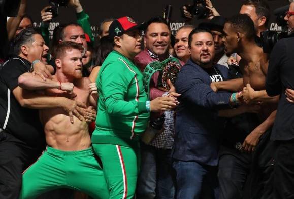 Canelo y Jacobs superan la ceremonia del pesaje con un amago de agresión