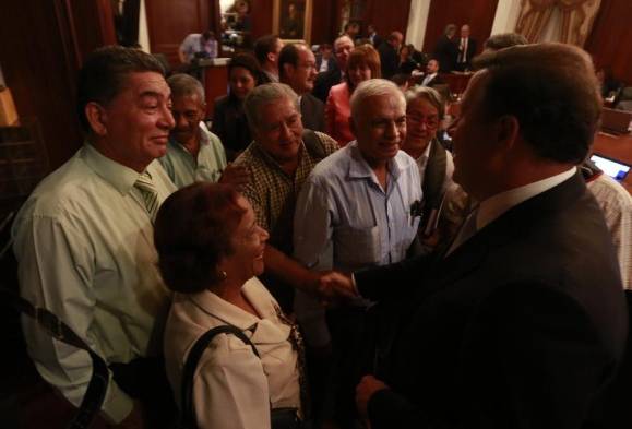 Presidente Varela en compañía de un grupo de jubilados.