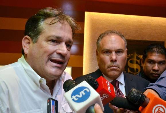 Navarro pidió a la bancada perredista votar en contra.