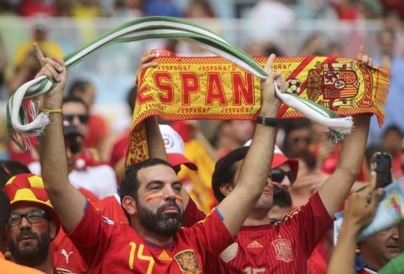 Fanáticos españoles apoyan su selección