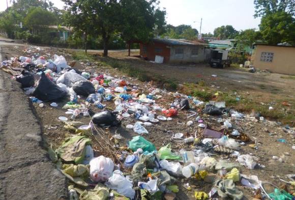 Rumbo hacia el puente que se dirige a la comunidad de Belén, en Tocumen, se encuentra un vertedero improvisado que se ha vuelto la molestia de los residentes de Sector Sur.