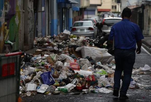 Recipientes desbordado de desechos en la Avenida Central