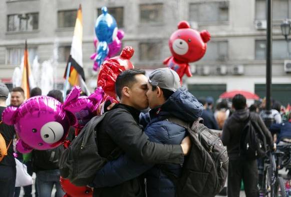 Más de cien mil personas marchan en Chile en el Día del Orgullo Gay 