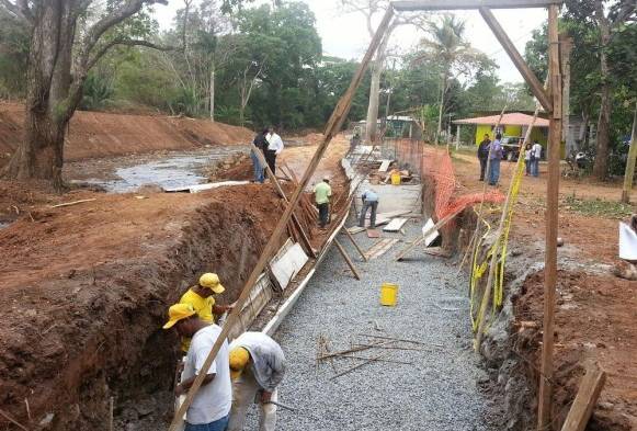 Construyen muro de 400 metros de largo