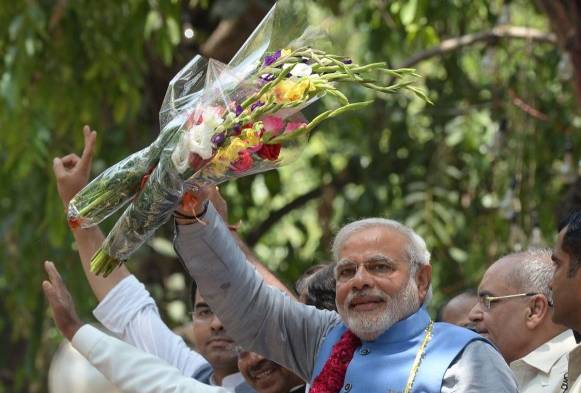 Primer ministro electo en India Narendra Modi, se pasea por calles del país, celebrando su victoria.