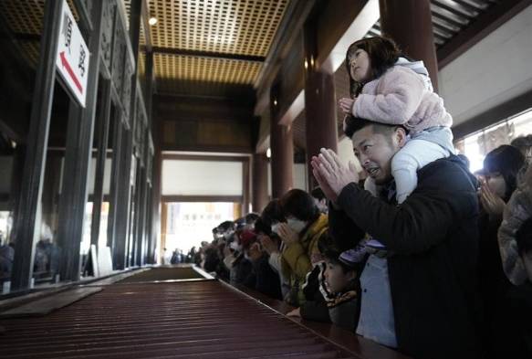 Un padre y su hijo ofrecen oraciones de Año Nuevo en el templo Naritasan Shinshoji en Narita, al este de Tokio, Japón, el 1 de enero de 2024.