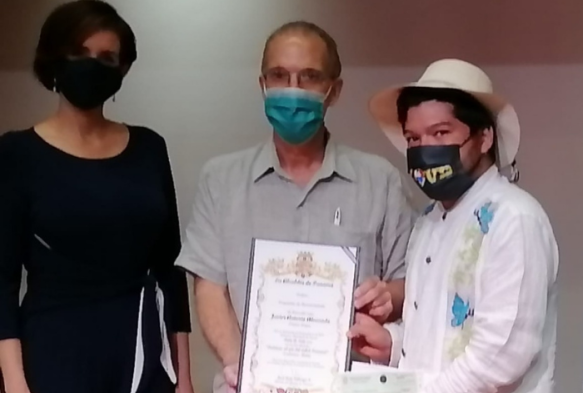 Poeta Javier Alvarado gana el primer lugar del concurso municipal de poesía