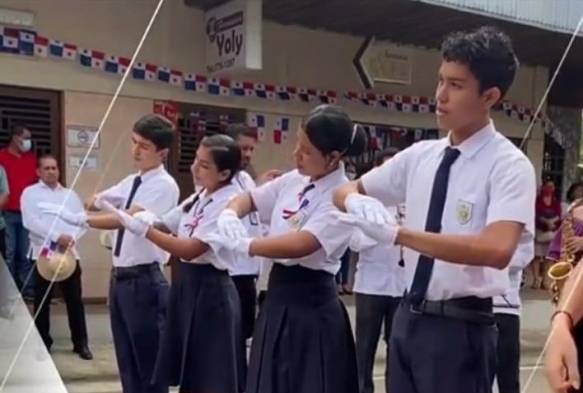 Cantan el Himno Nacional y saludan a la Bandera a través del lenguaje de signos