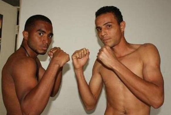 El prospecto peleador capitalino Samuel Moreno (i).