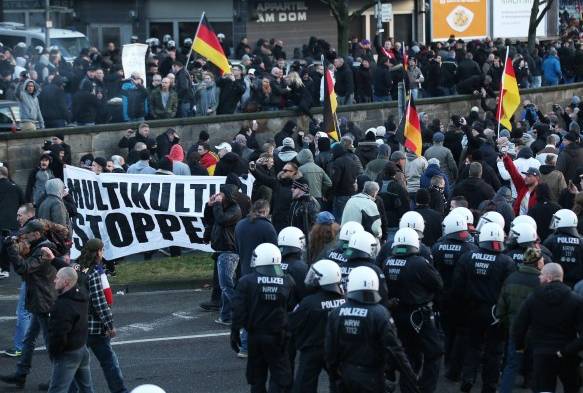 Tensa manifestación de ultraderechistas al grito de ¡fuera Merkel!