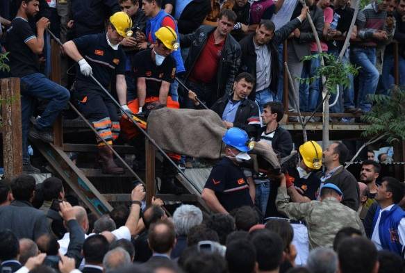 Minero fue rescatado de la mina en Manisa, al explotar un transformador en el lugar.