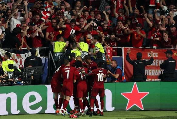 Liverpool se gana 'La orejona' desde el minuto uno con goles de Salah y Origi