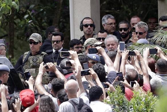 Lula abandona la prisión para ir al entierro de su nieto de 7 años