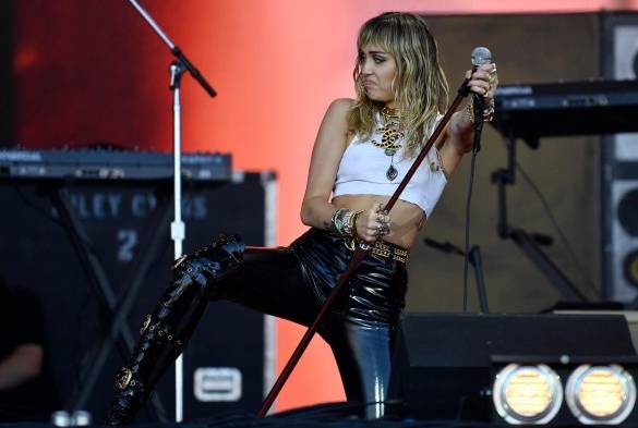 Miley Cyrus pide glamour a los espectadores de su fiesta de año nuevo en Miami