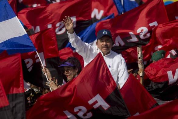 El presidente de Nicaragua, Daniel Ortega (d).