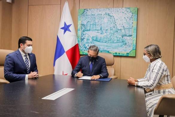 Cortizo firma Decreto que reglamenta la compra de fármacos por desabastecimiento crítico