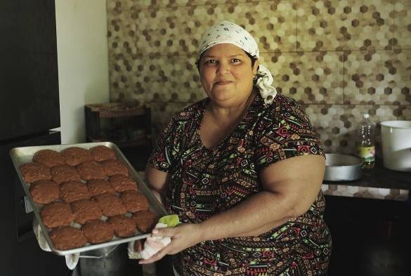 Emprendimiento femenino: Saca adelante a su familia vendiendo 'queques' 