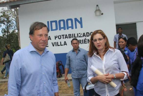 El presidente junto a la directora del IDAAN.