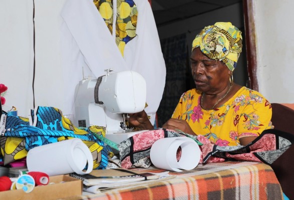 Evangelia, la colonense que lleva más de 30 años dedicada a coser vestidos típicos