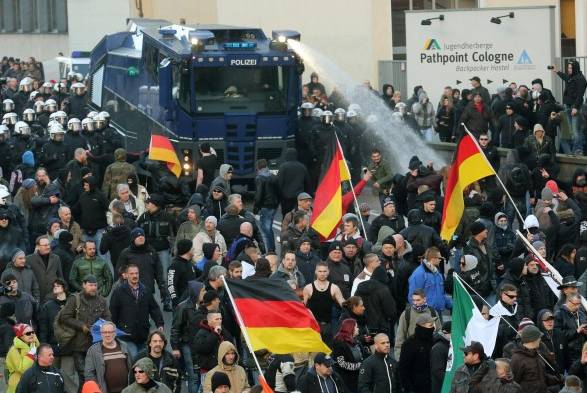 Tensa manifestación de ultraderechistas al grito de ¡fuera Merkel!