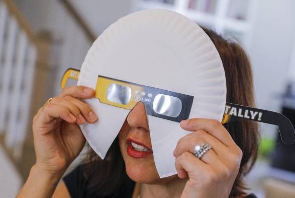 En Estados Unidos se disparó la venta de lentes especiales .