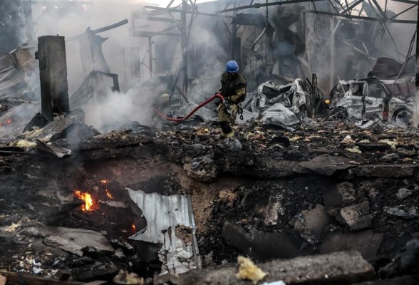 Miembros del servicio de rescate ucraniano trabajan en el lugar de un ataque con misiles en una zona residencial, en Kiev, Ucrania, el 21 de septiembre de 2023.