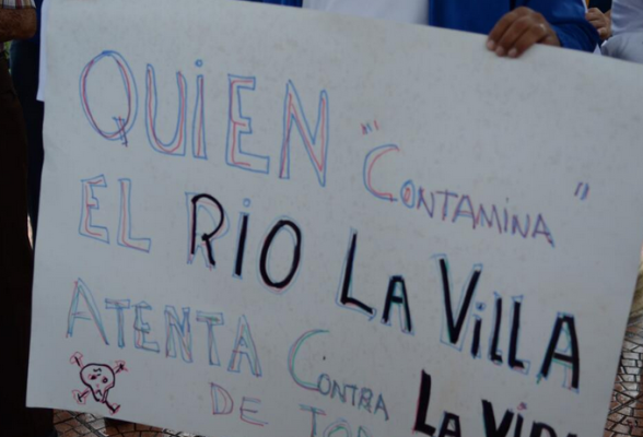 Con pancartas chitreanos protestaron por la contaminación del río La Villa.