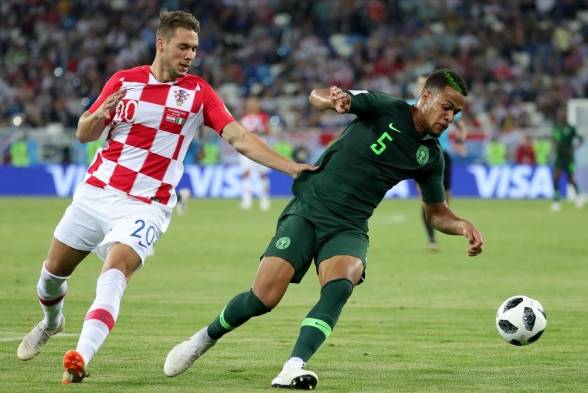 El Croata Marko Pjaca disputa el balón contra William Ekong de Nigeria .