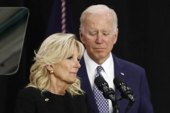 En la imagen el presidente estadounidense Joe Biden (d) y la Primera Dama Jill Biden (i).