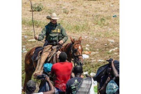 Polémica por imágenes de fronterizos gringos sometiendo a migrantes haitianos