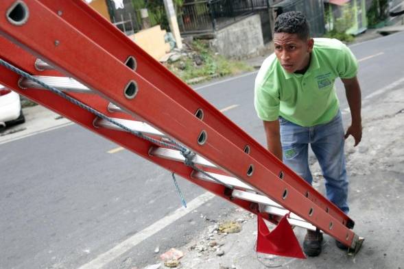 En plena faena preparando la escalera para subirse a instalar los cables de fibra óptica.
